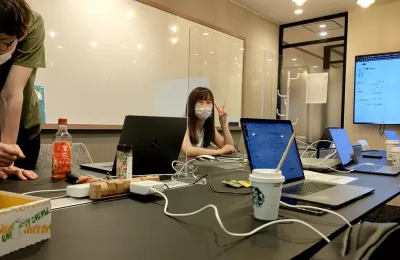 新潟にUターンしてドコドアへ！コーディングチームの頼れる新米リーダー山田さんにコーダーについて聞いてきた！（そして実は、〇〇〇〇ッ〇の世界大会、優勝経験者！？！？）
