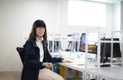 PMOってなに？どんなことをするの？制作進行を支える縁の下の力持ち弊社の「インコ大好きPMOさん」に聞いてみた！